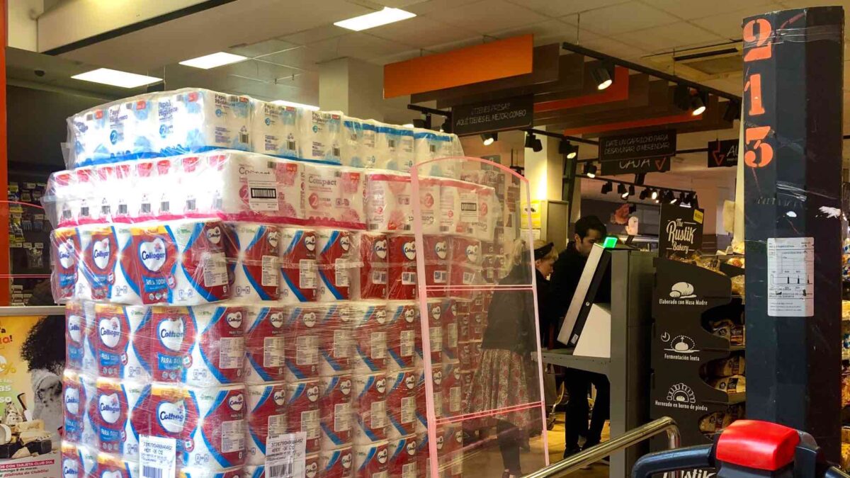 El miedo al coronavirus vacía los supermercados madrileños, pero las cadenas están preparadas