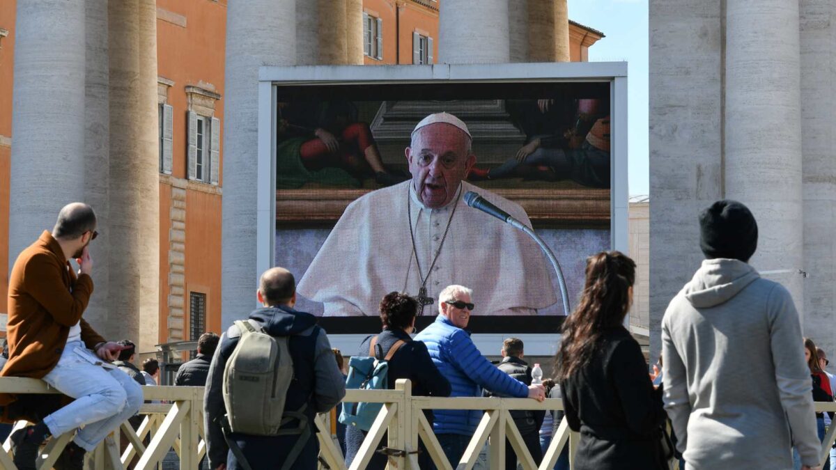 El papa contradice a las autoridades y pide a los curas que visiten a los enfermos de coronavirus