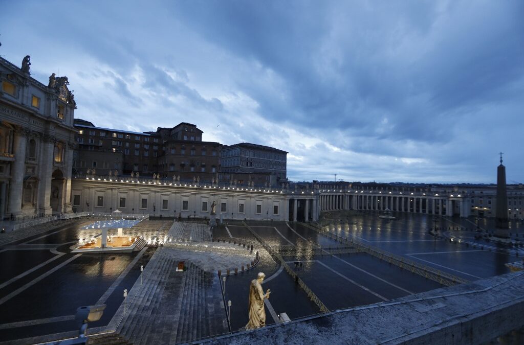 El Papa otorga el ‘Urbi et Orbi’ desde la Plaza de San Pedro totalmente desolada