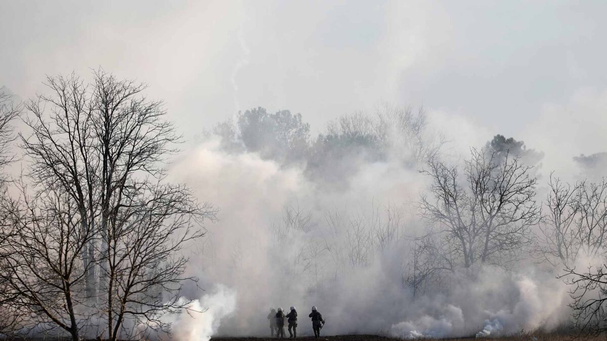 Gases lacrimógenos y cañones de agua contra los migrantes que tratan de entrar en Grecia