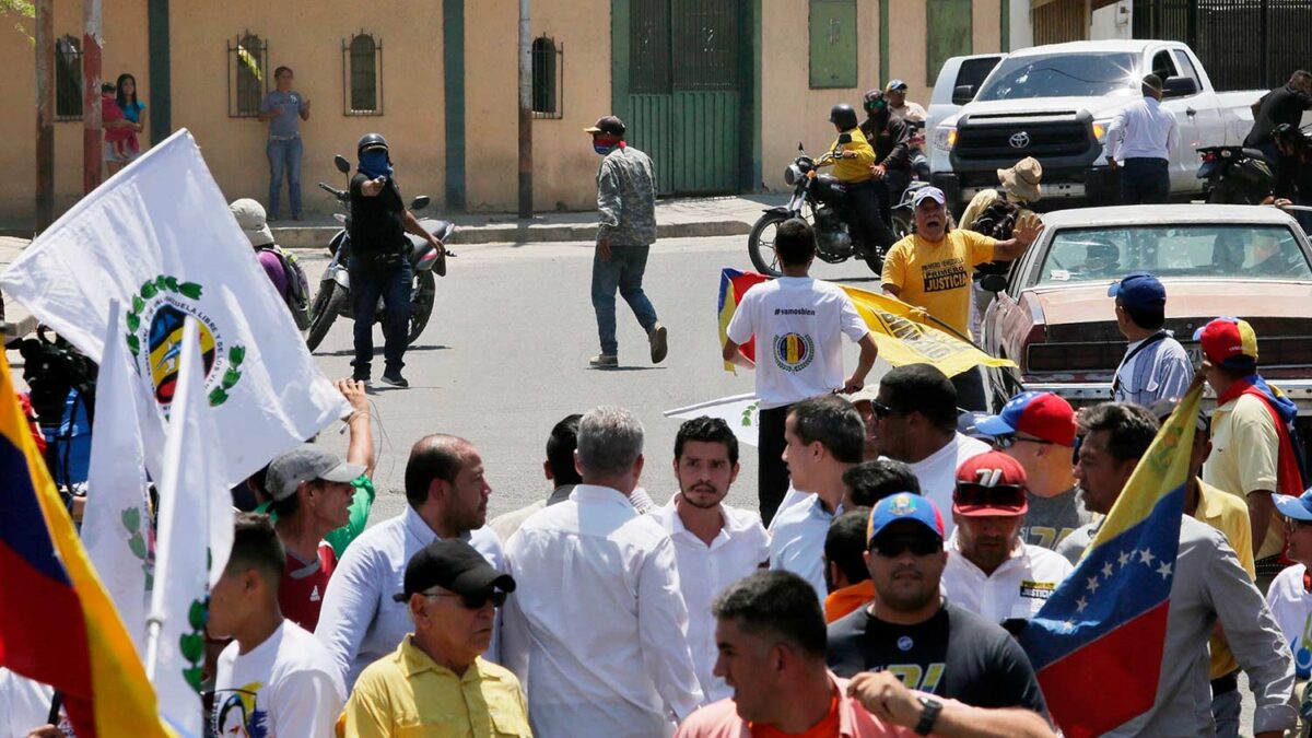 Guaidó denuncia que colectivos chavistas intentaron asesinarlo durante una manifestación