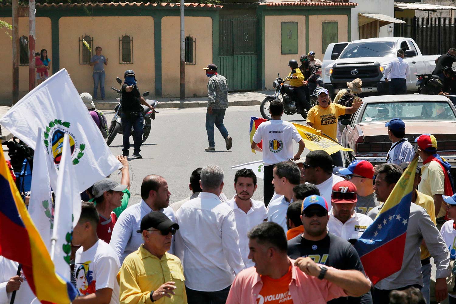 Guaidó denuncia que colectivos chavistas intentaron asesinarlo durante una manifestación