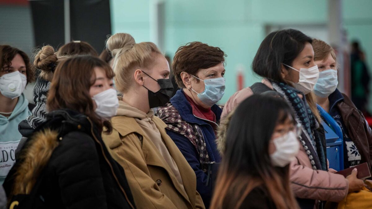 Guía para usar correctamente mascarillas y guantes contra el coronavirus