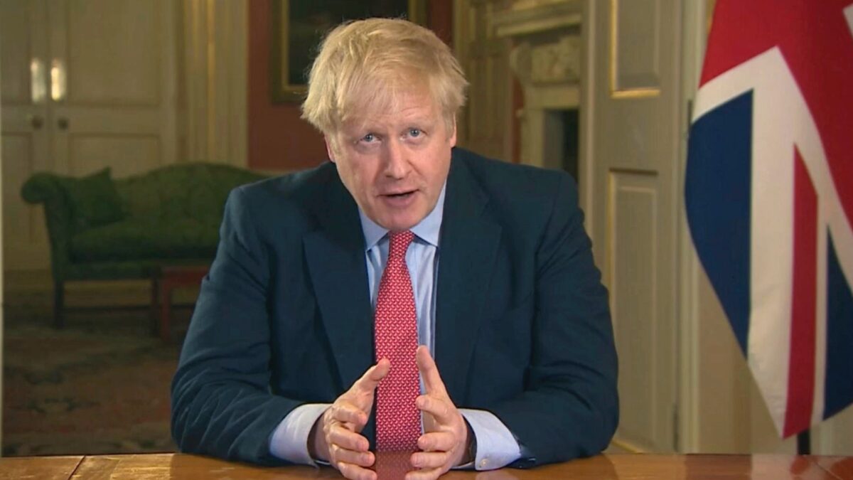 Johnson cambia su estrategia frente al coronavirus y establece el confinamiento en Reino Unido