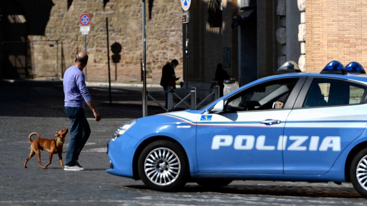 La Policía de Bérgamo recicla y reparte las botellas de oxígeno de las víctimas del coronavirus