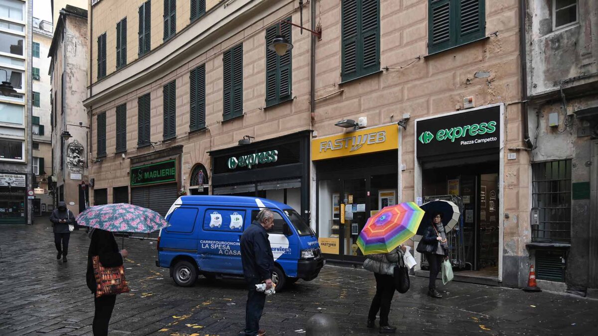 Los italianos superan el aislamiento social con cánticos desde sus balcones