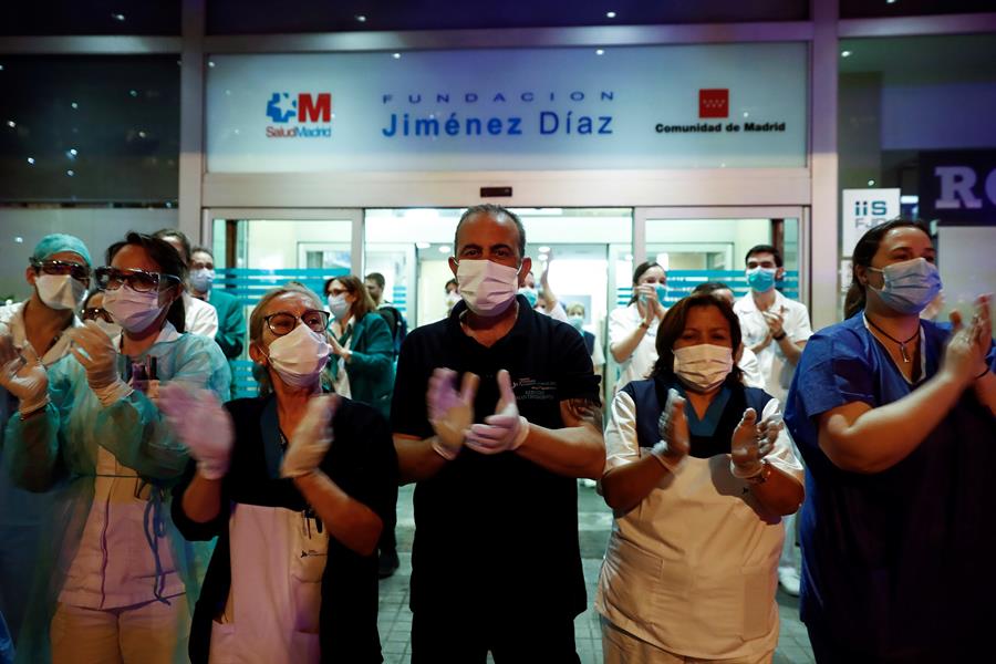 "Nos mandan a la guerra sin armas": testimonios de sanitarios que combaten el coronavirus en España 1
