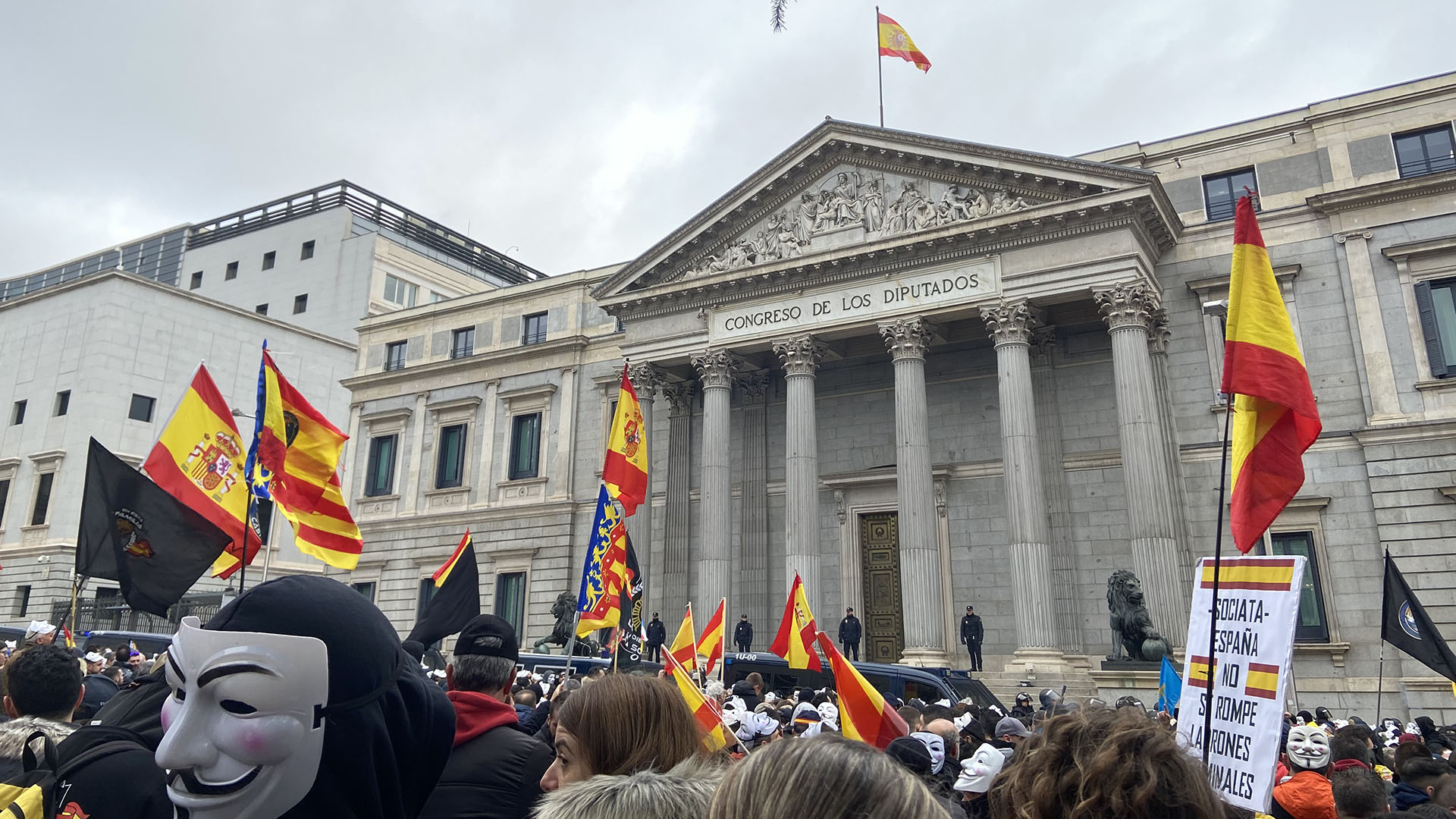 "España no se rompe, ladrones": concentración policial para exigir la equiparación salarial