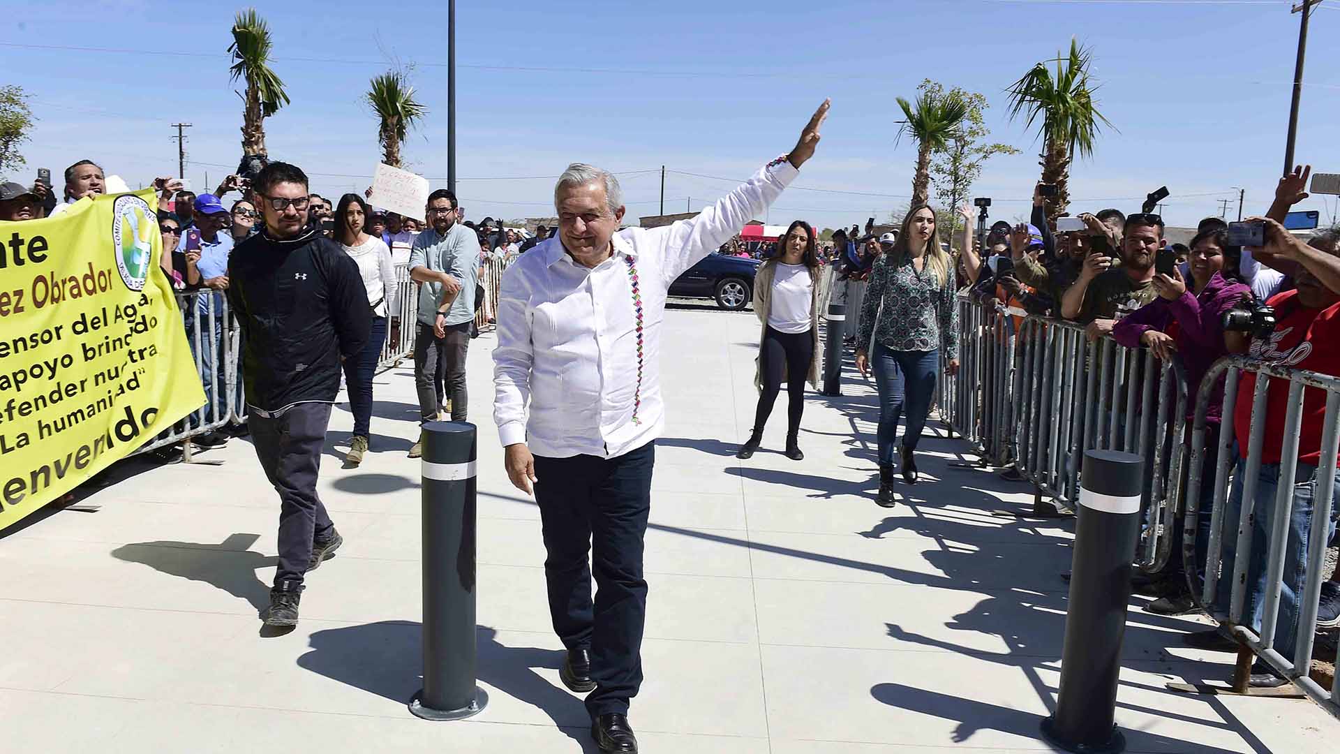 López Obrador saluda a la madre del Chapo Guzmán tras un evento público