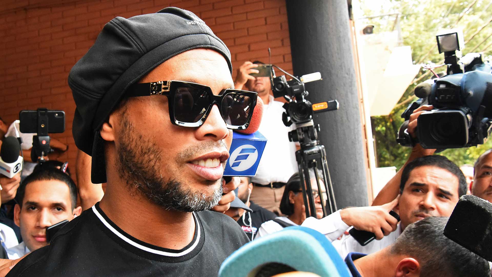 Ronaldinho pasa la noche en un cuartel de Policía de Asunción