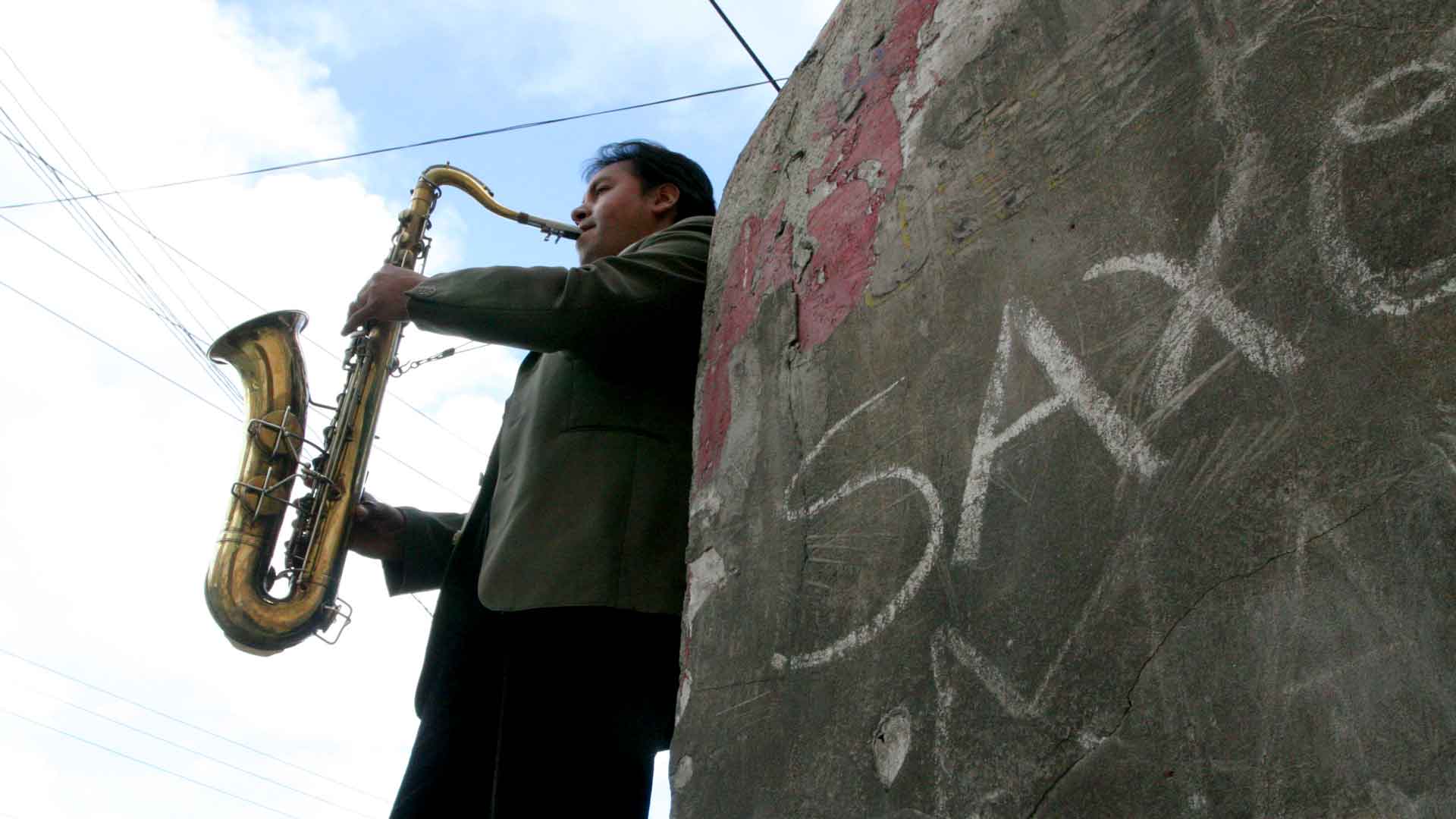 Saxoman, el boliviano que combate al coronavirus con música