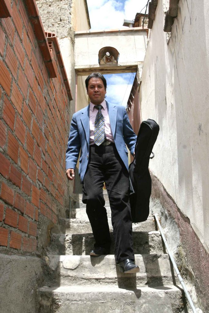 Saxoman, el boliviano que combate al coronavirus con música 3