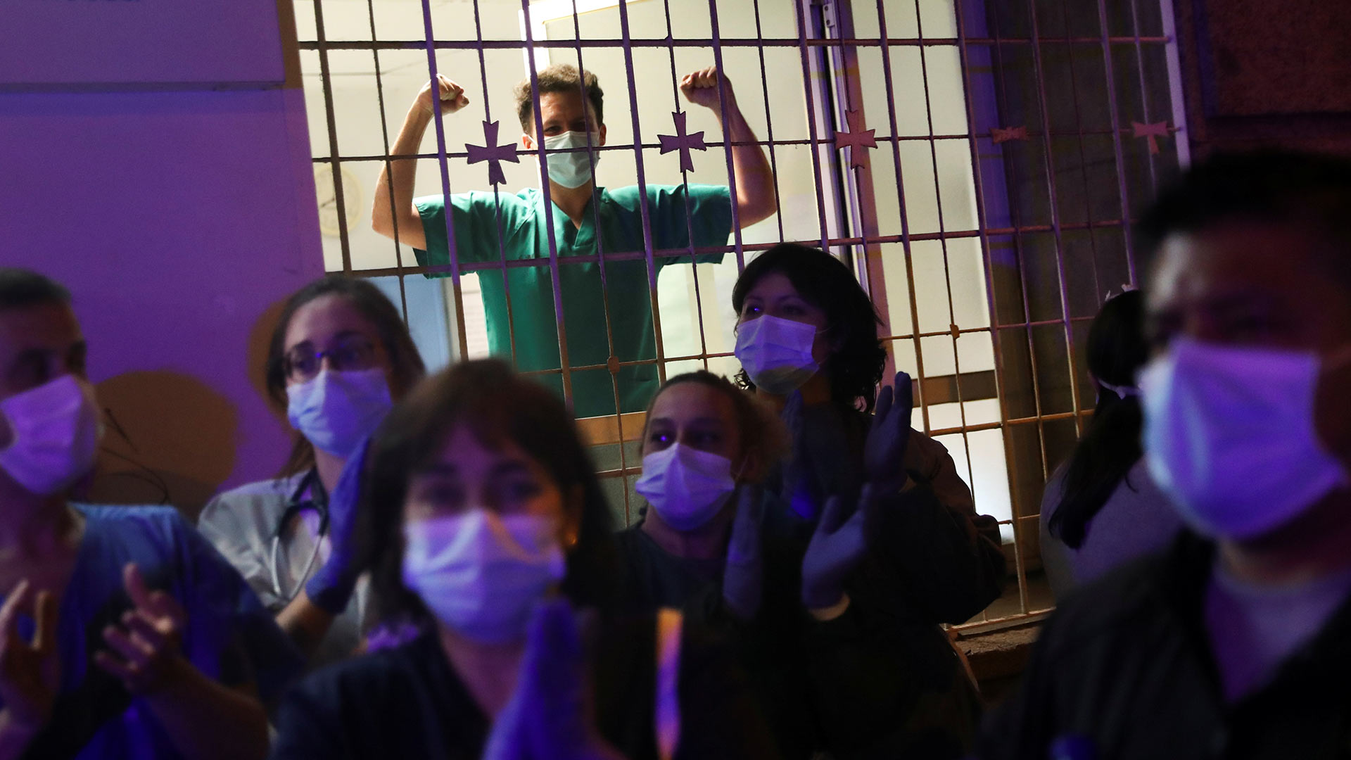 "Nos mandan a la guerra sin armas": testimonios de sanitarios que combaten el coronavirus en España