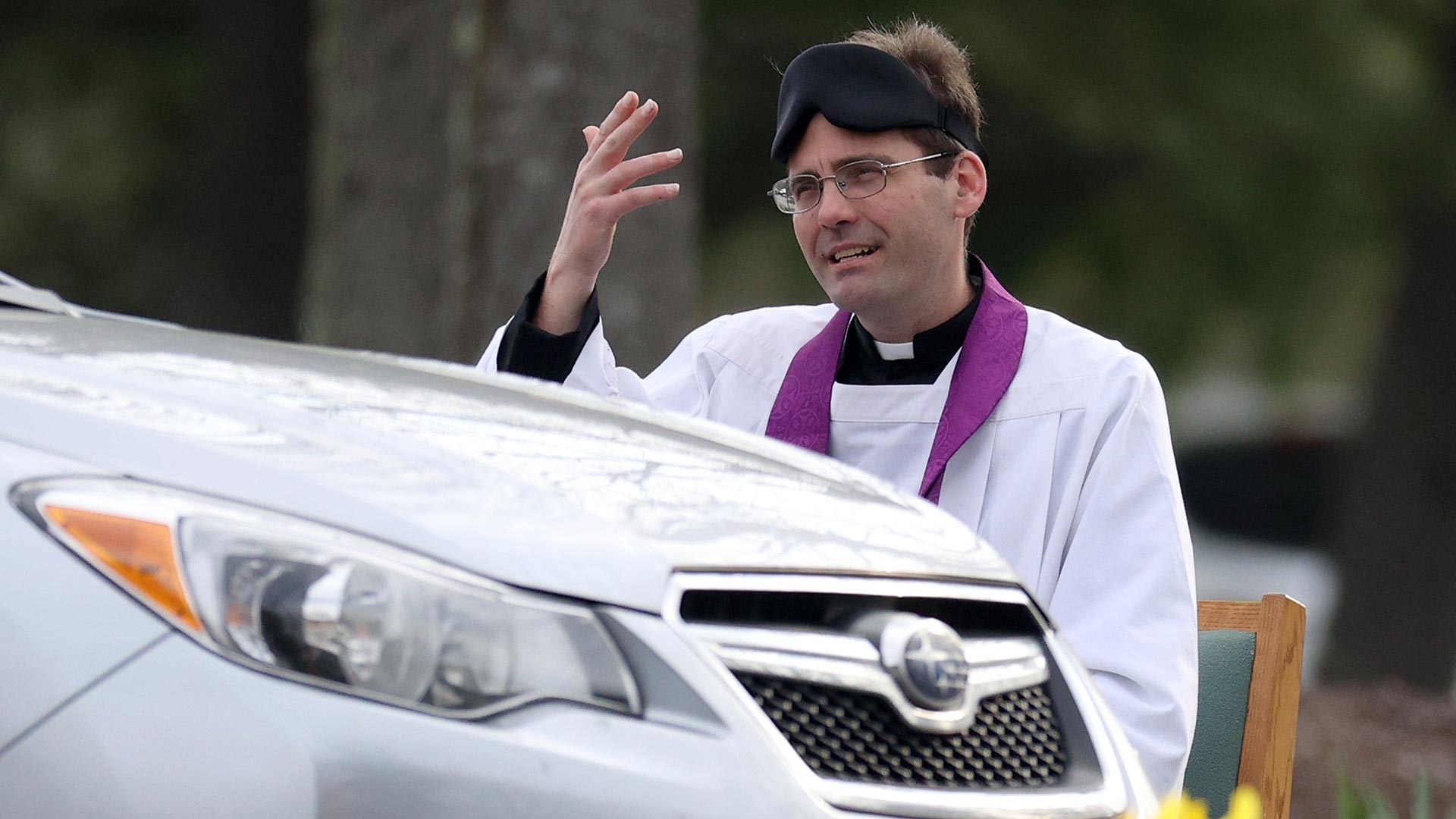 Un cura de EEUU ofrece confesiones desde el coche tras el cierre de iglesias