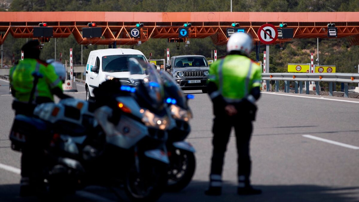 Un hombre se esconde en el maletero de un coche para saltarse la cuarentena