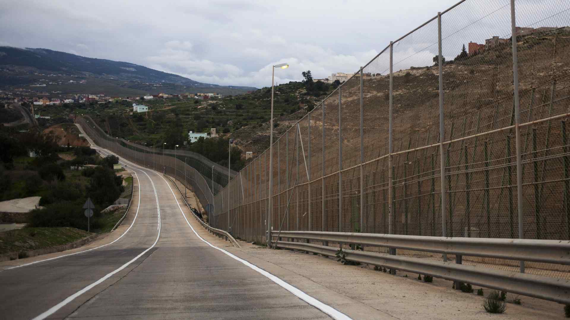 Unos 50 inmigrantes de un grupo de 260 logran entrar a Melilla tras saltar la valla