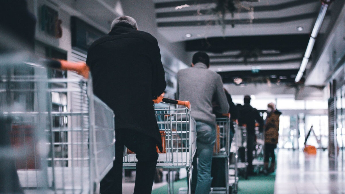 Acción contra el Hambre entrega tarjetas de ayuda para que las familias puedan comprar alimentos