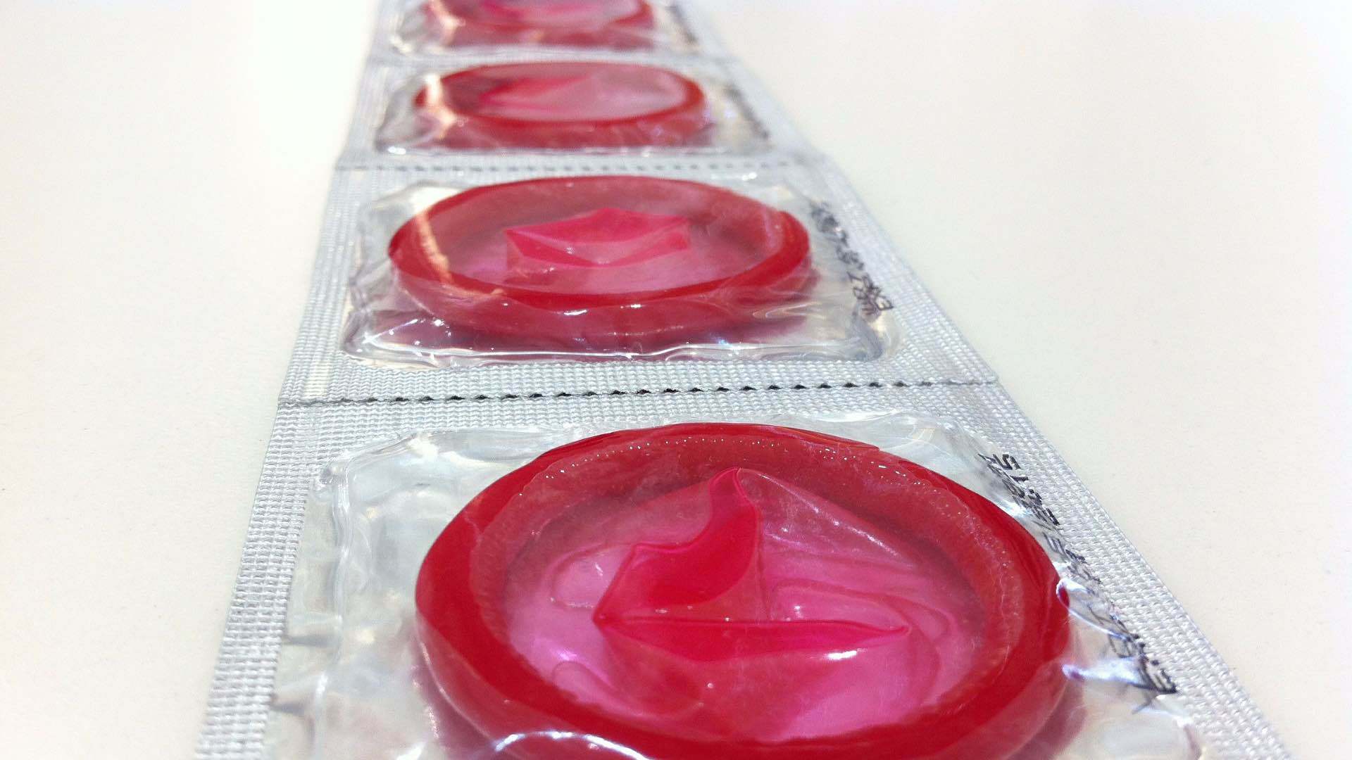 Además de las mascarillas, los condones también corren el riesgo de escasear