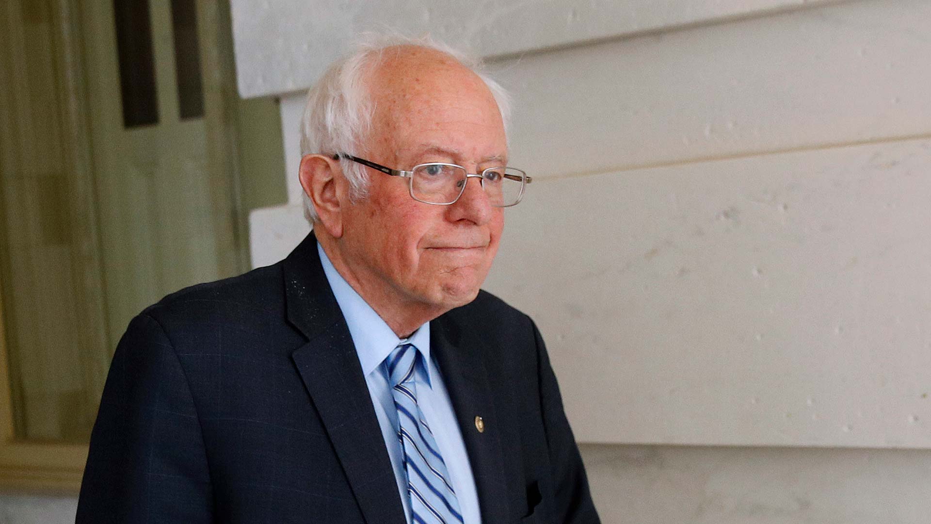 Bernie Sanders abandona la carrera presidencial de EEUU