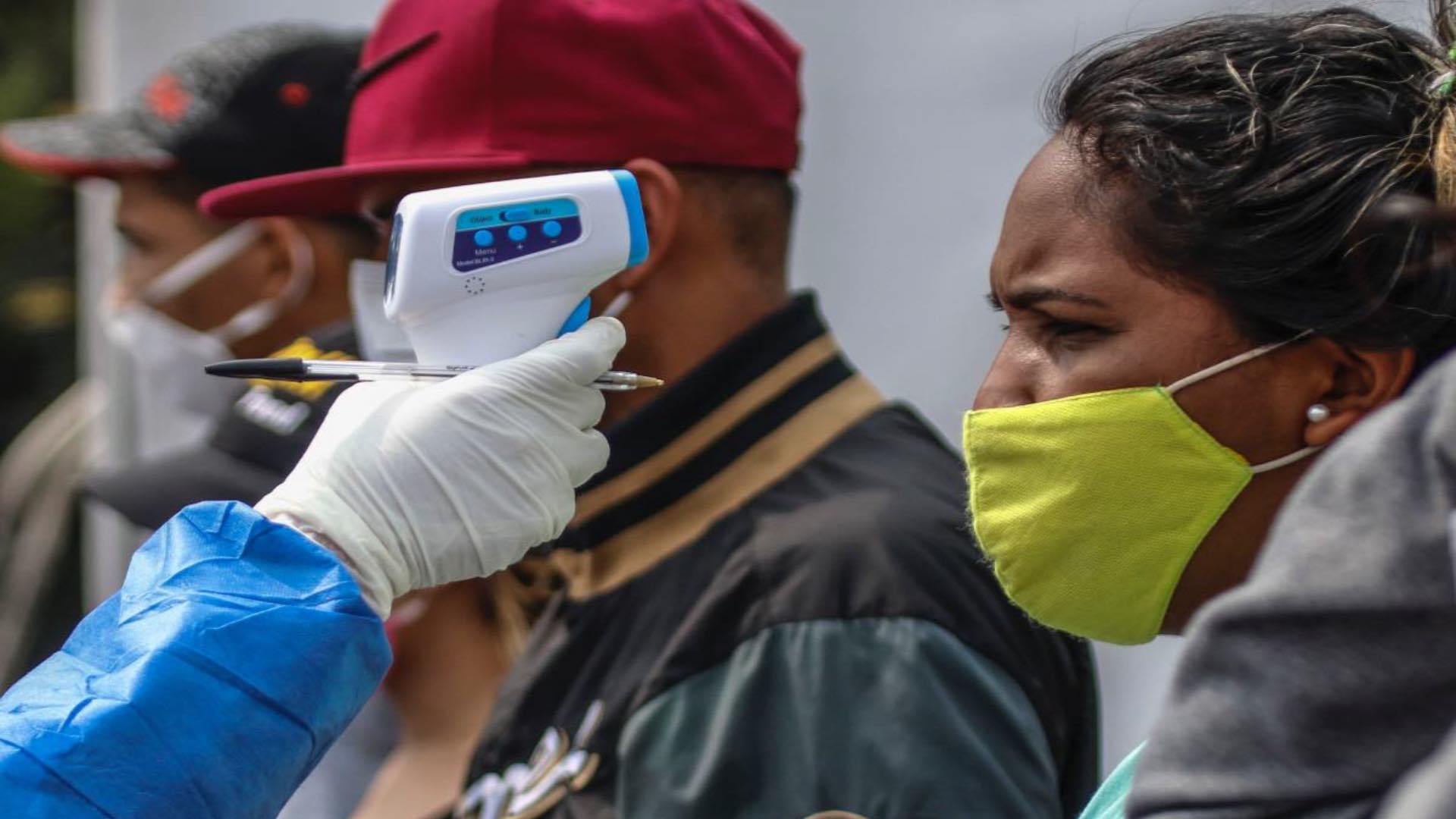 Cientos de migrantes venezolanos regresan a su país desde Colombia por la pandemia