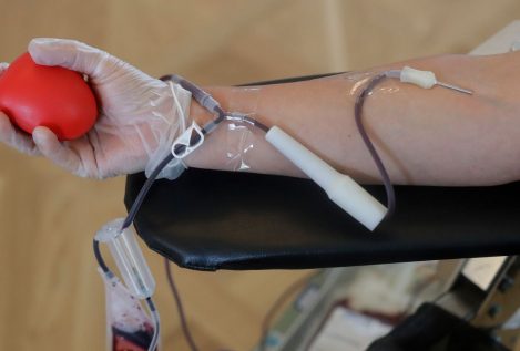 EEUU relaja las restricciones a los donantes homosexuales por la falta de sangre