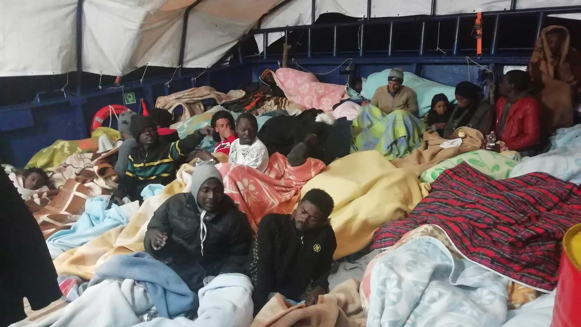 El barco Aita Mari pide un puerto seguro para 43 migrantes rescatados