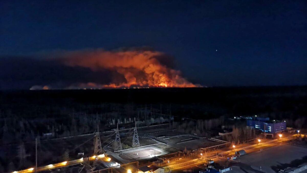 El incendio de Chernóbil ya se encuentra a menos de dos kilómetros de los residuos radioactivos