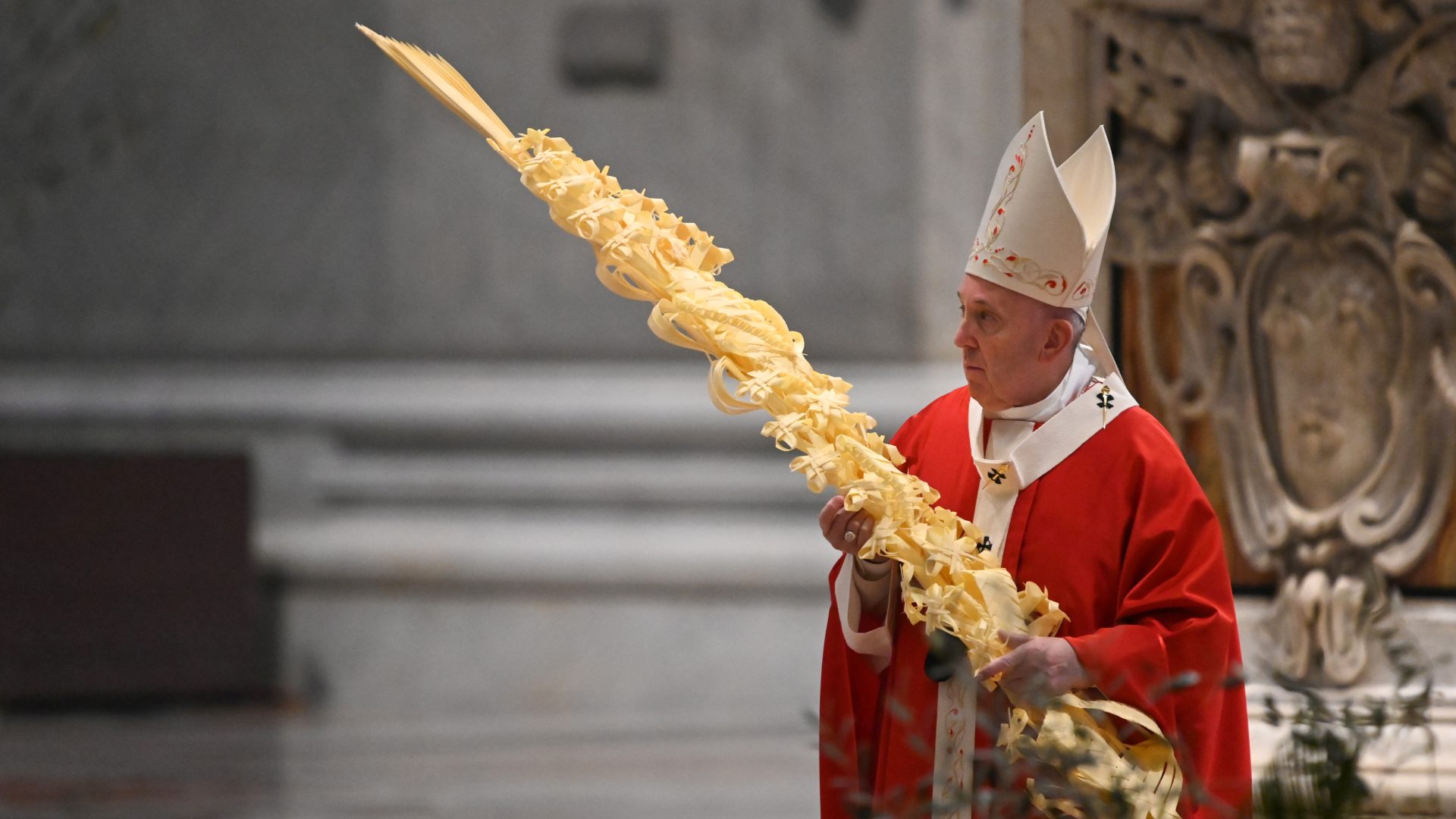 El papa celebra sin fieles una misa del Domingo de Ramos que da comienzo a la Semana Santa