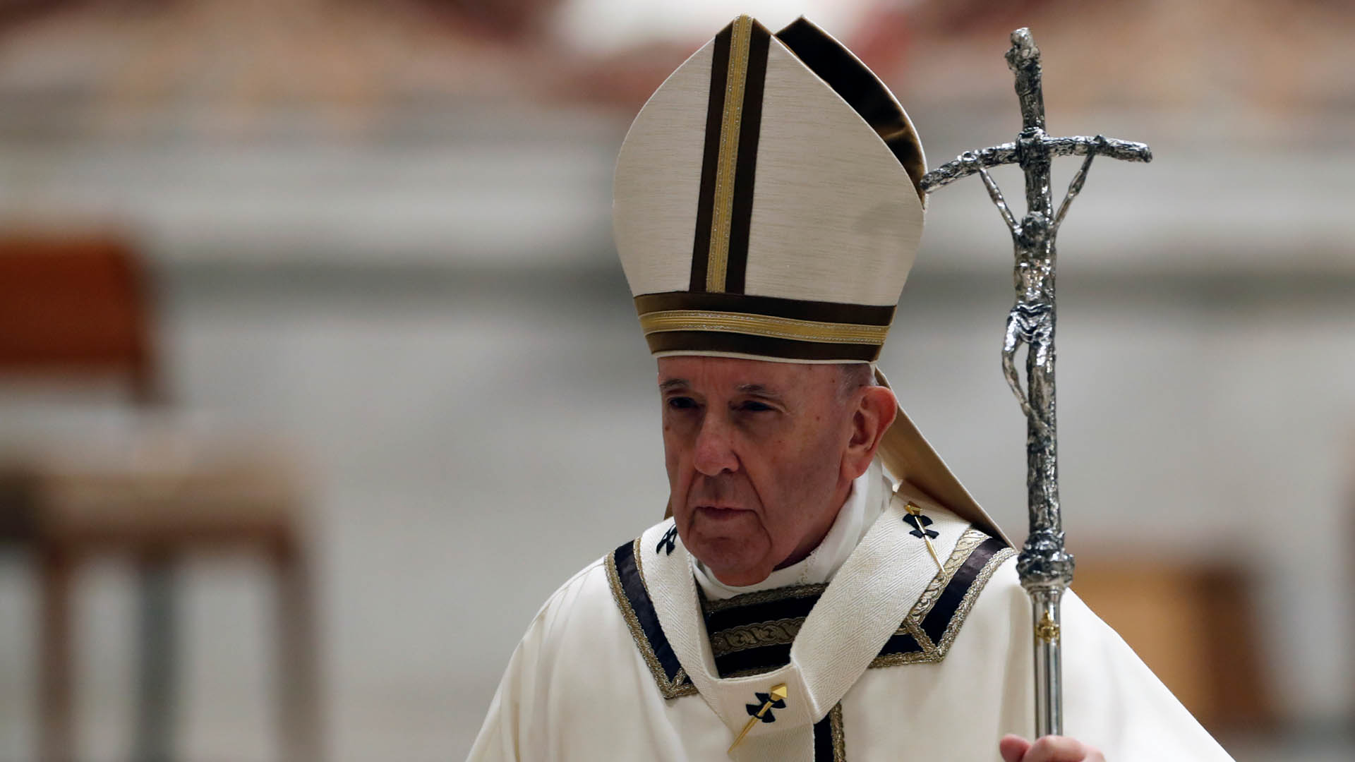 El papa pide a los gobernantes que en la pospandemia piensen en la gente y no en el dinero