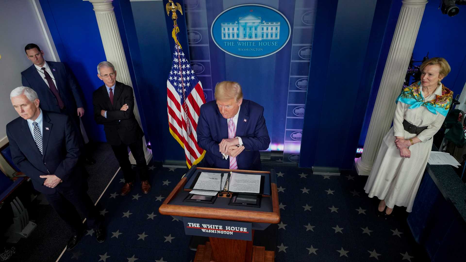 Estados Unidos supera los 300.000 contagios y Trump advierte de que viene un «periodo horroroso»