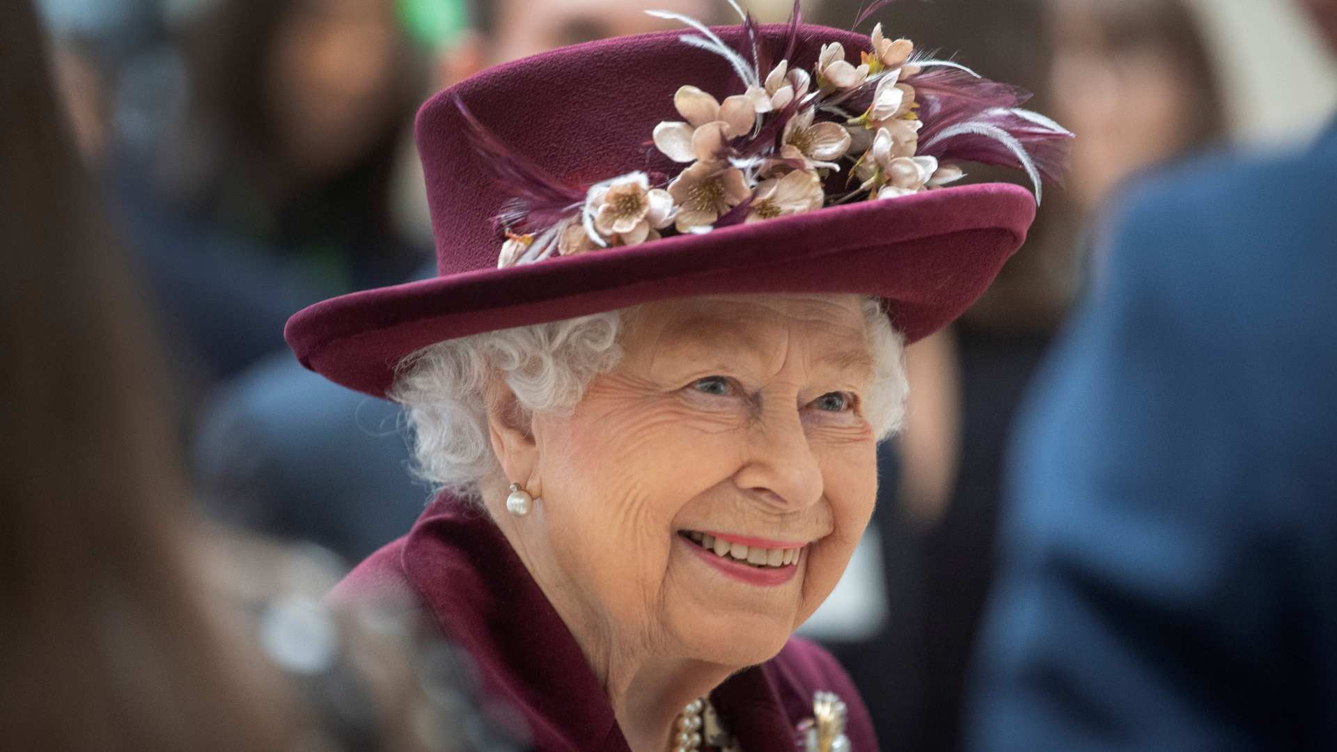 Isabel II se dirige a los británicos e insta a sobreponerse al tiempo de "dolor" y "enormes cambios"