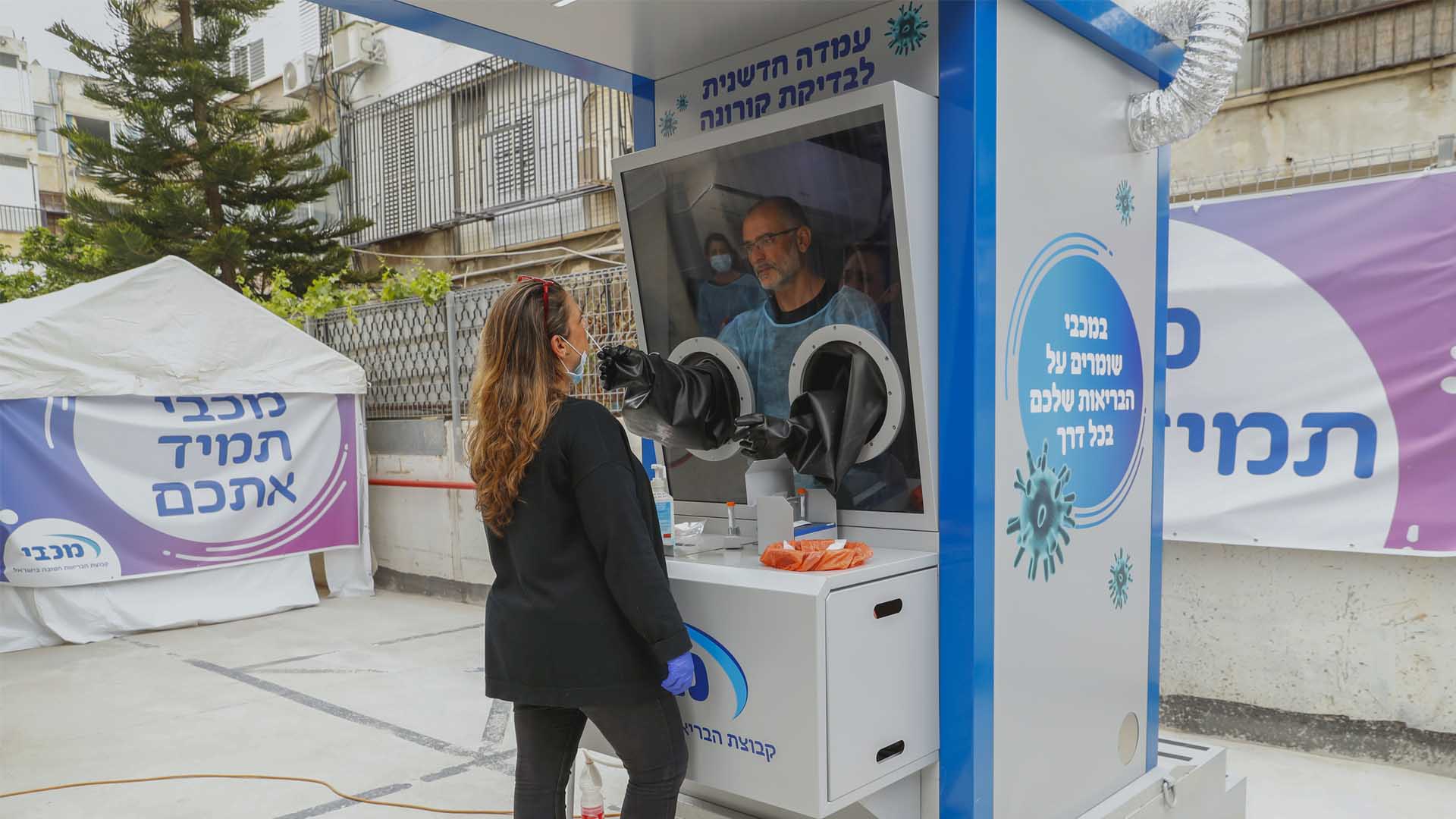 Israel instala en Tel Aviv una cabina para hacerse la prueba de coronavirus en plena calle