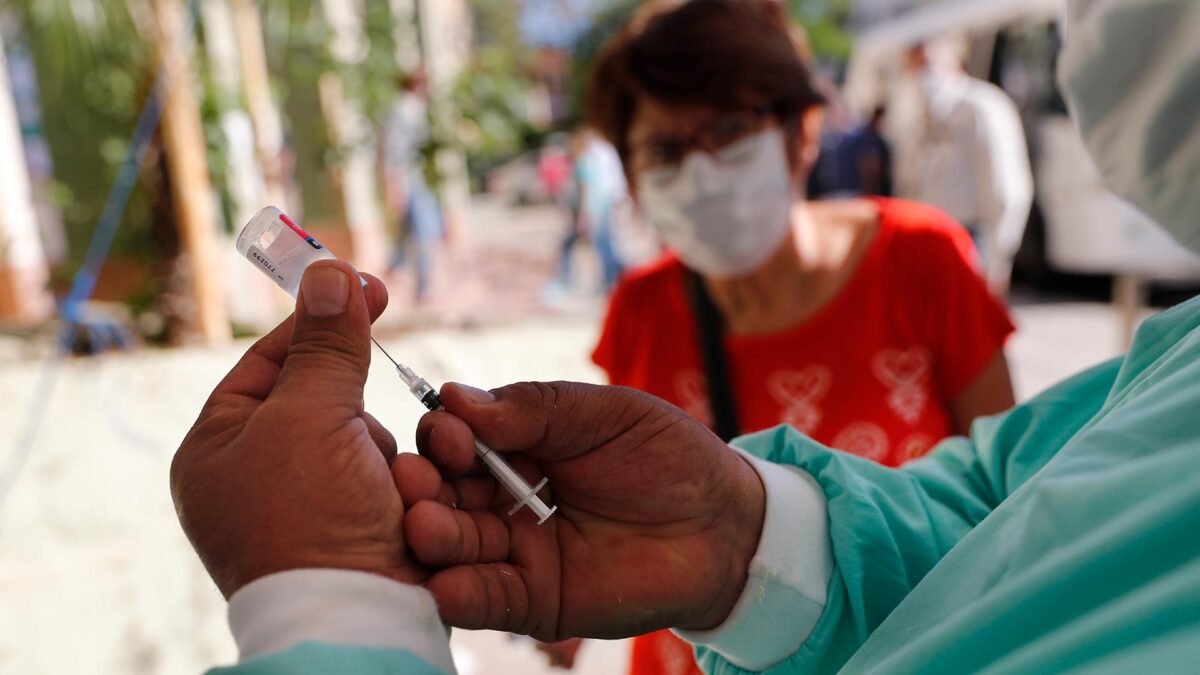 La Alianza Mundial de Vacunas dice que no está claro que se vaya a hallar una para el COVID-19