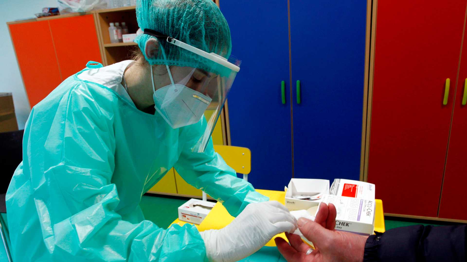La OCDE sitúa a España entre los 10 países que más test de coronavirus hacen