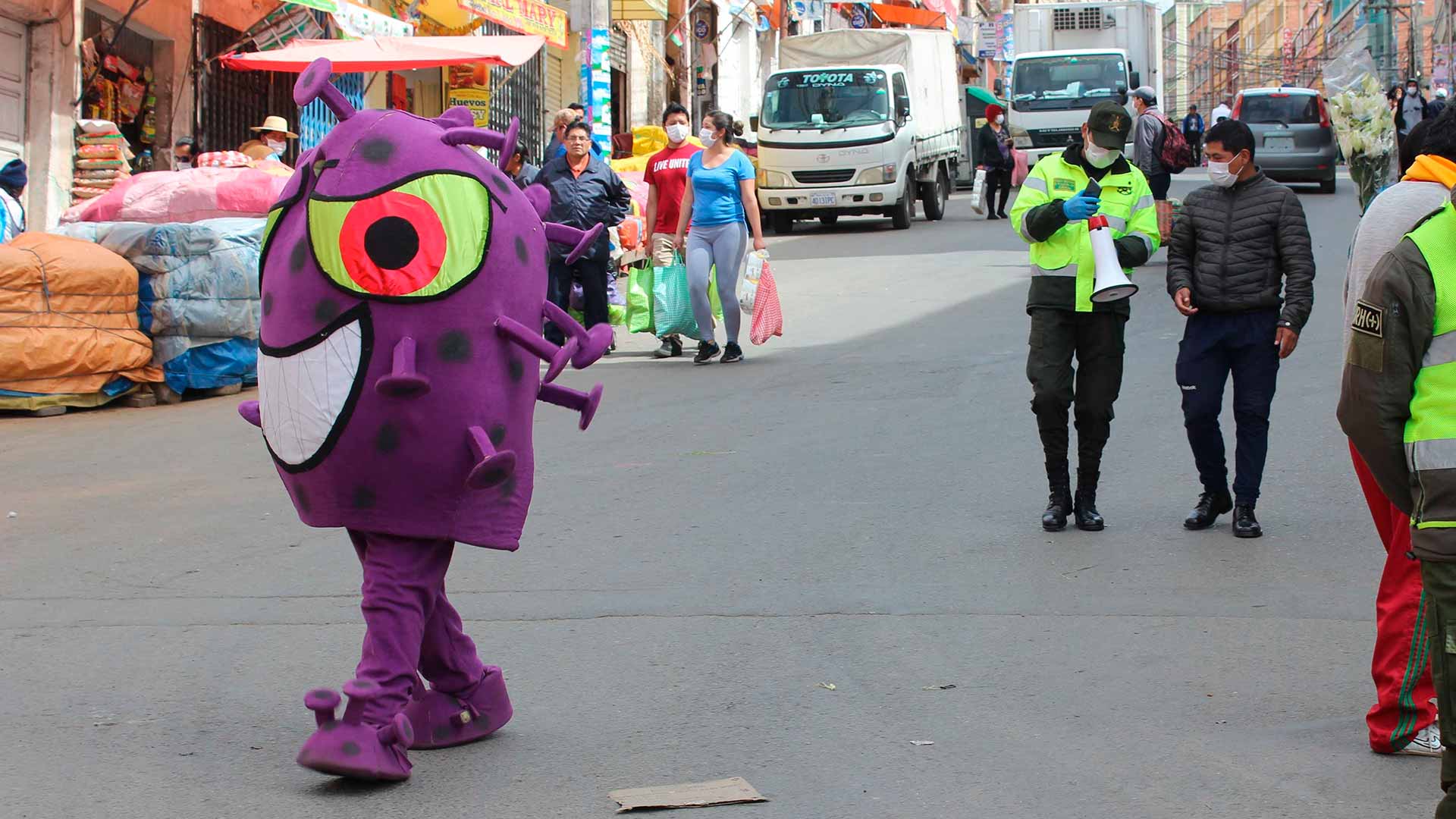 La Policía de Bolivia patrulla las calles con muñecos de coronavirus