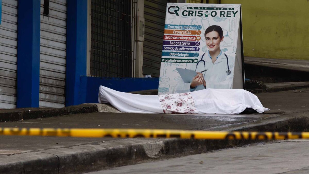 Las calles de Guayaquil: una morgue para las víctimas del coronavirus