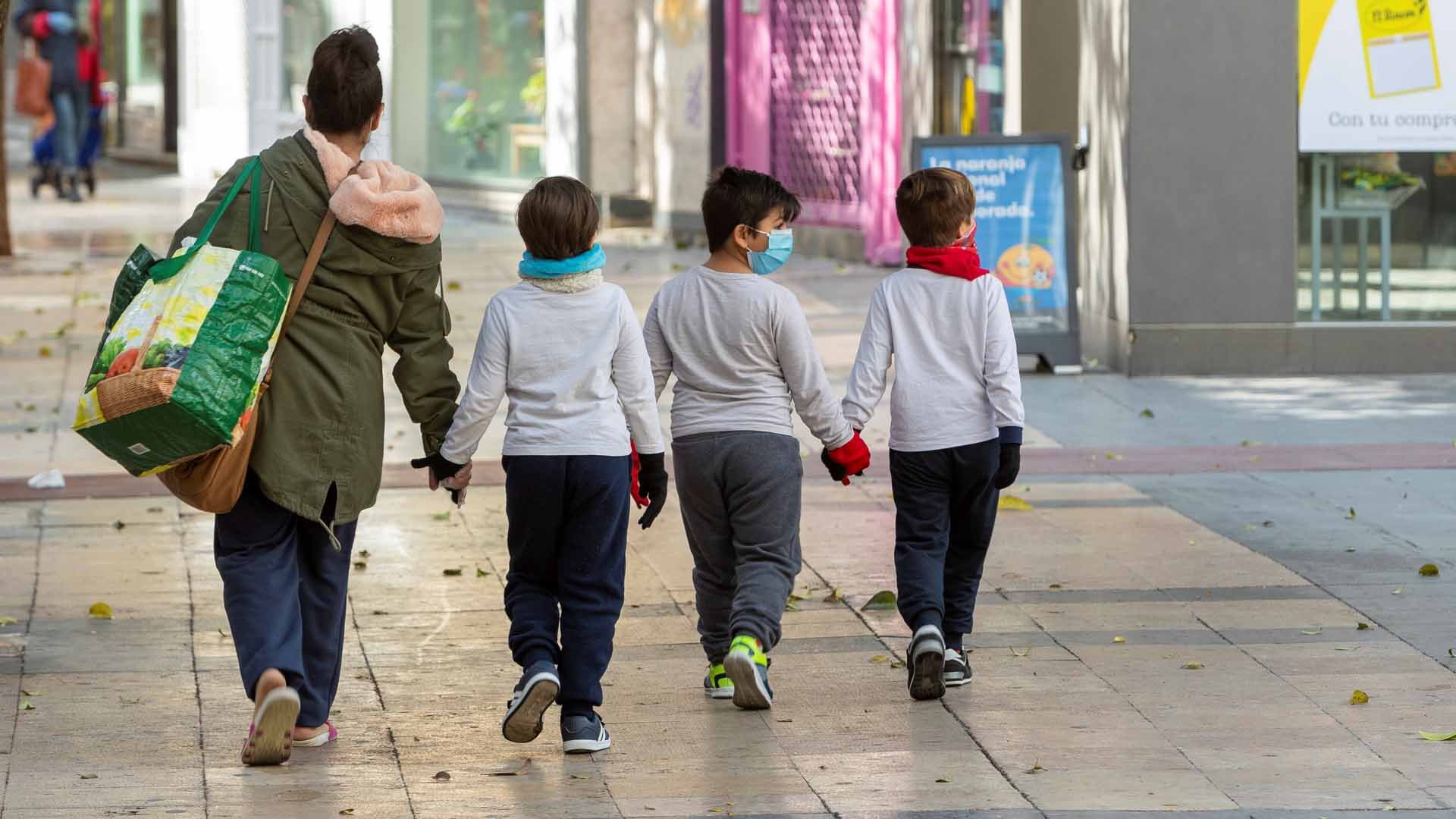 Directo | El Gobierno rectifica y permite salir a pasear a los menores de 14 años a partir del domingo