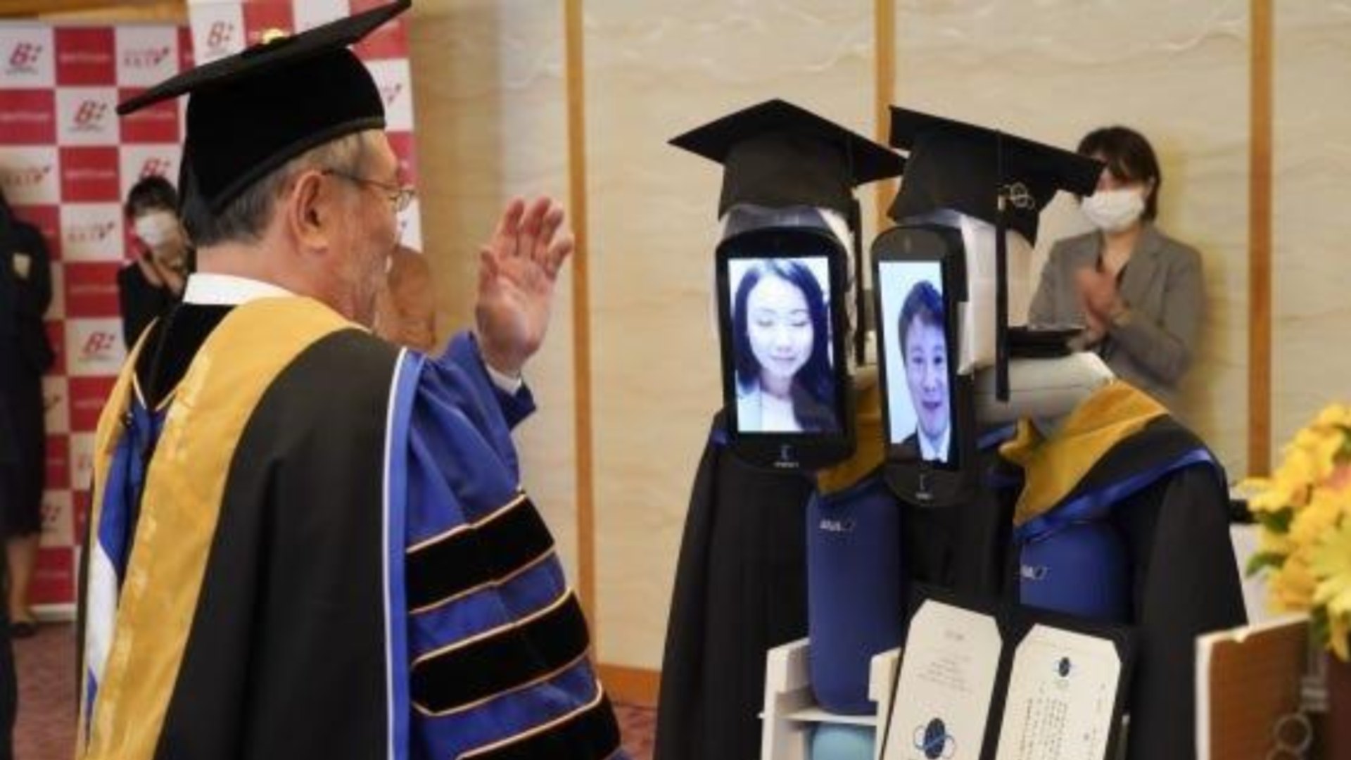 Con una tablet y un robot móvil: así se han graduado varios estudiantes universitarios desde sus casas