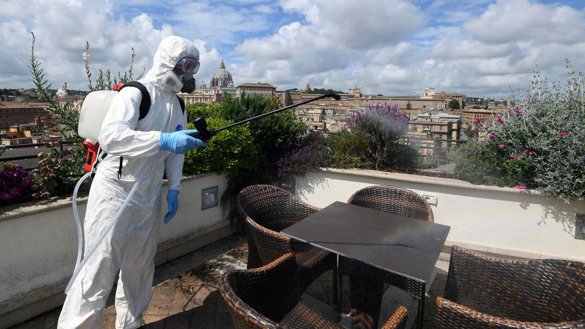 Siguen bajando los contagios en Italia, que registra 323 muertes en un día