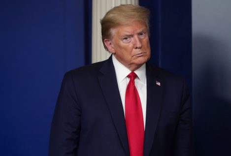 Trump firma una orden que suspende la inmigración legal a EEUU durante dos meses