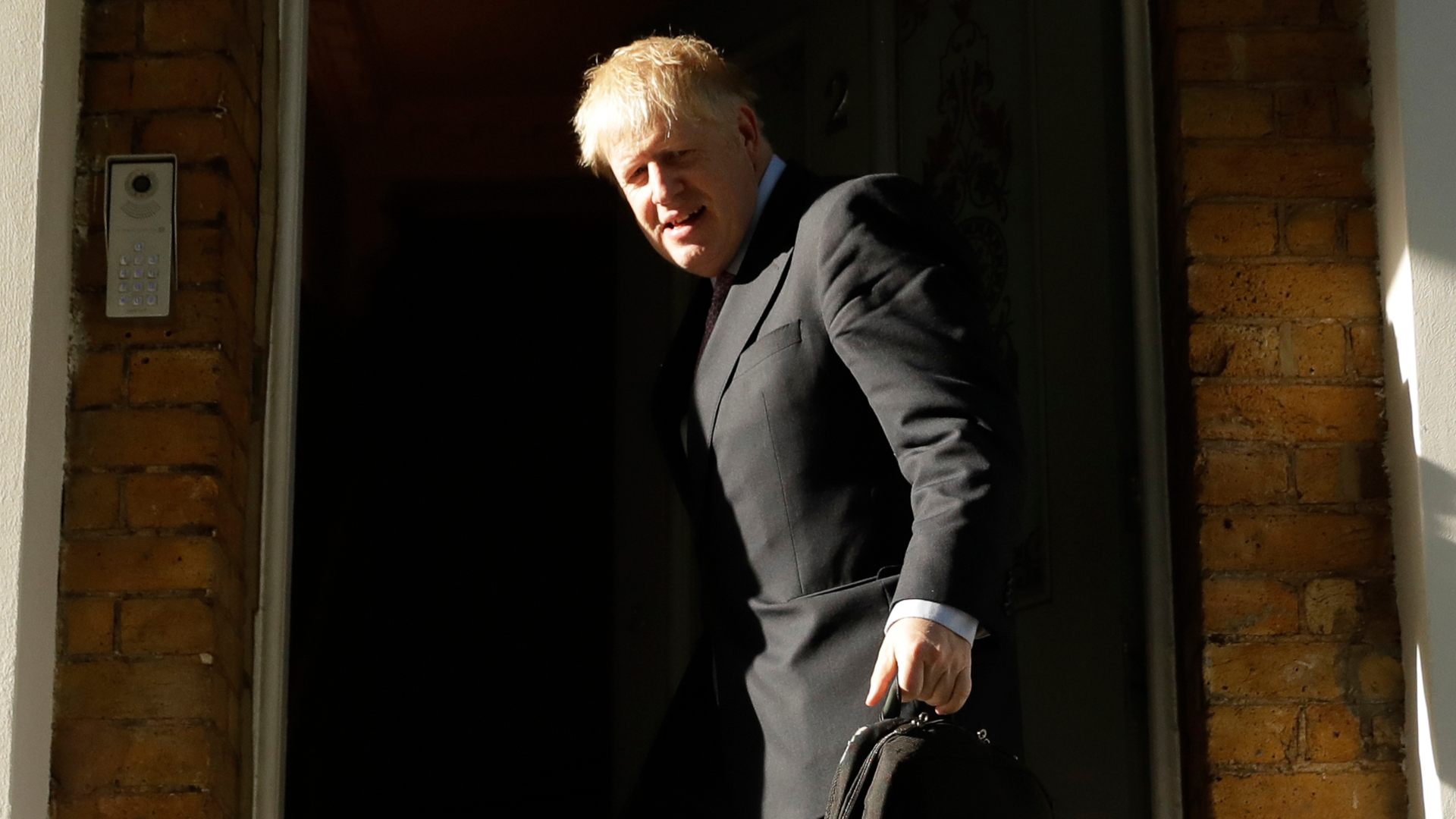 Trump ofrece ayuda a Reino Unido para tratar a Boris Johnson