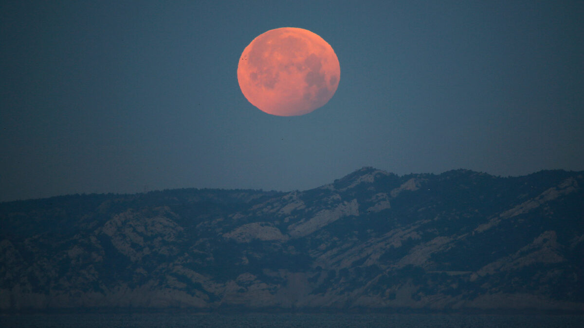 Varios consejos para ver la mayor superluna desde casa