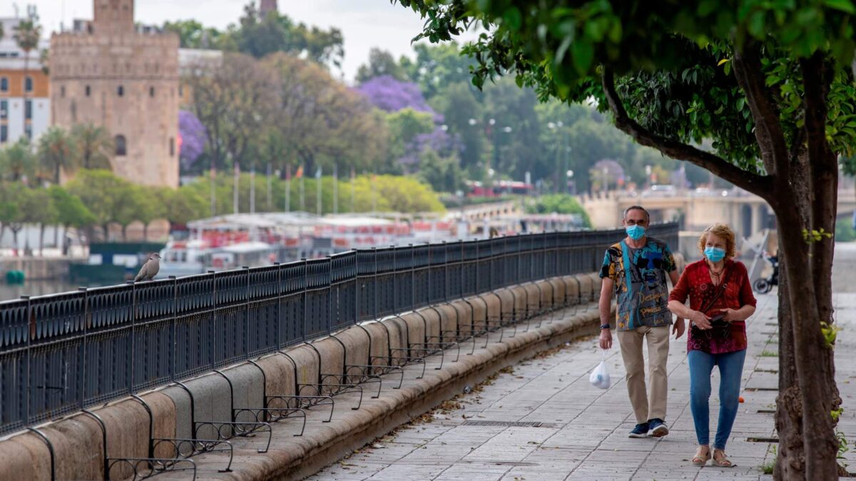 Una investigadora del CSIC advierte que podría haber un rebrote antes de verano si la gente empieza a hacer ‘vida normal’