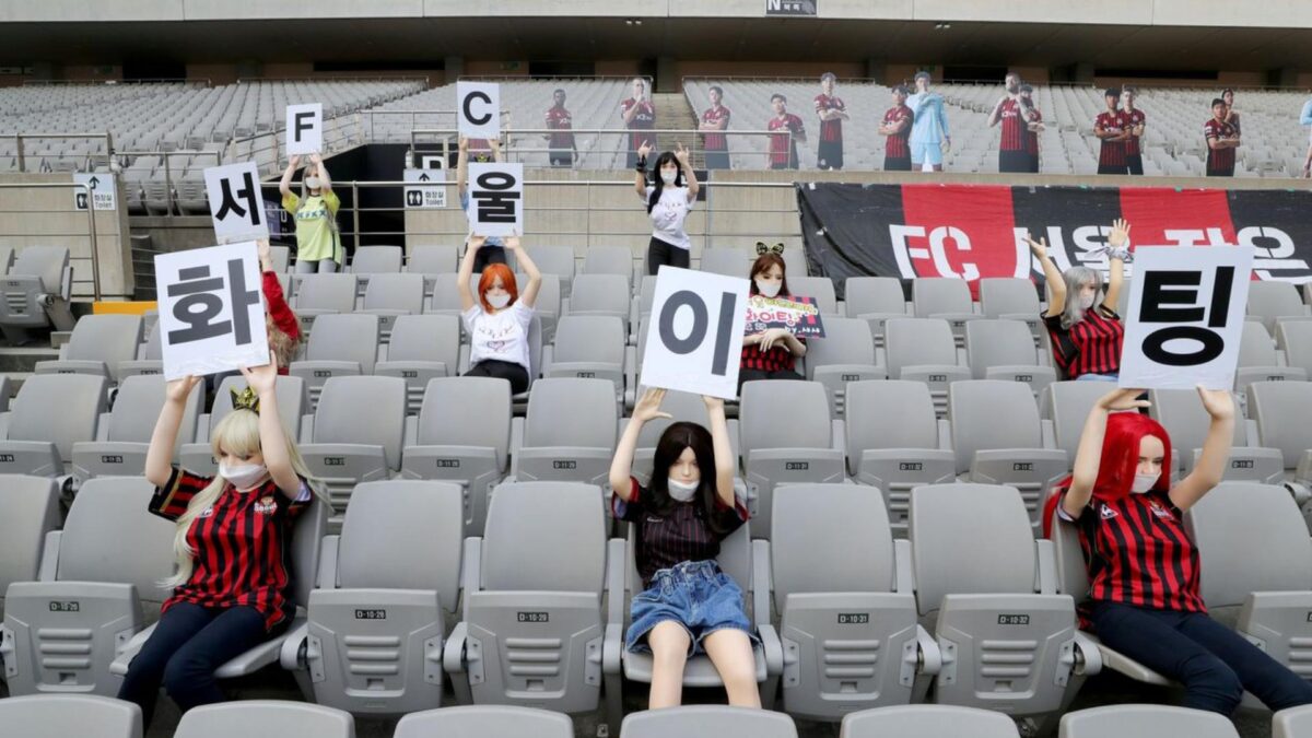 Muñecas hinchables en un partido de fútbol como afición para llenar las tribunas