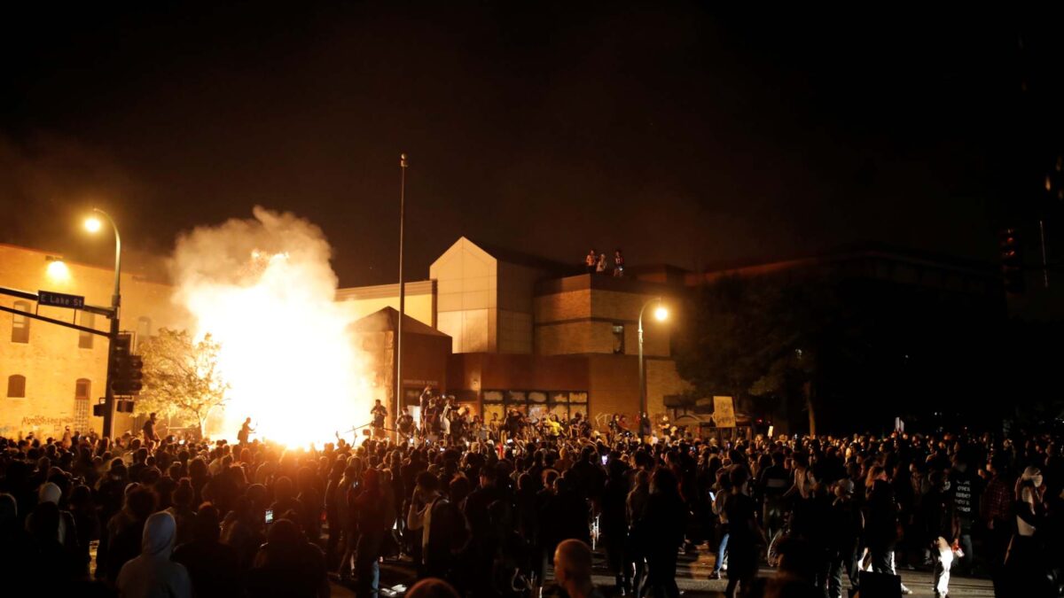 Arde una comisaría en la tercera noche de protestas por la muerte de George Floyd