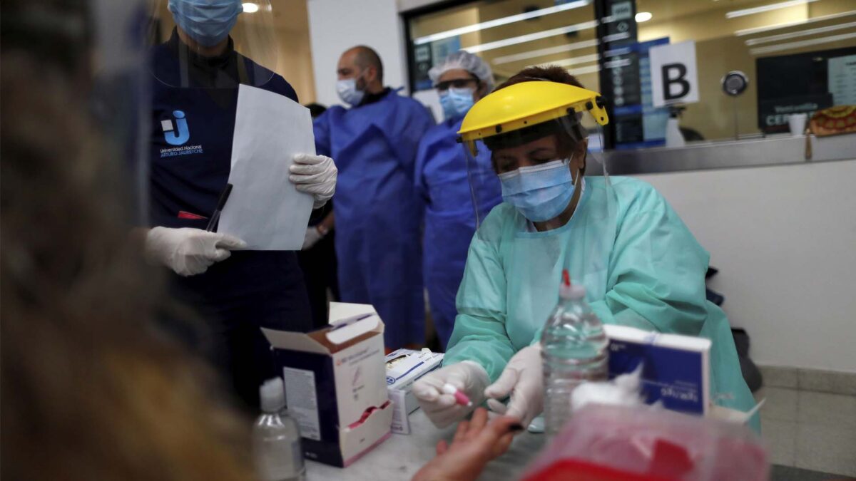 Argentina inicia el tratamiento de la COVID-19 con plasma de pacientes recuperados