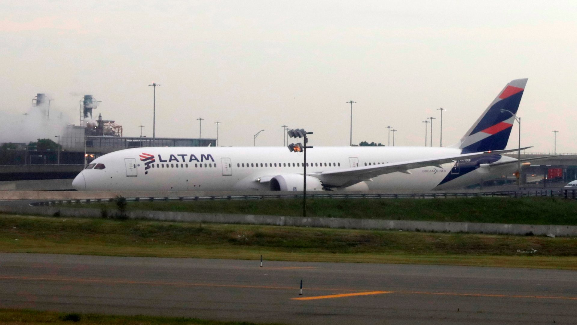 Latam, la principal aerolínea de América Latina, se declara en quiebra por el coronavirus