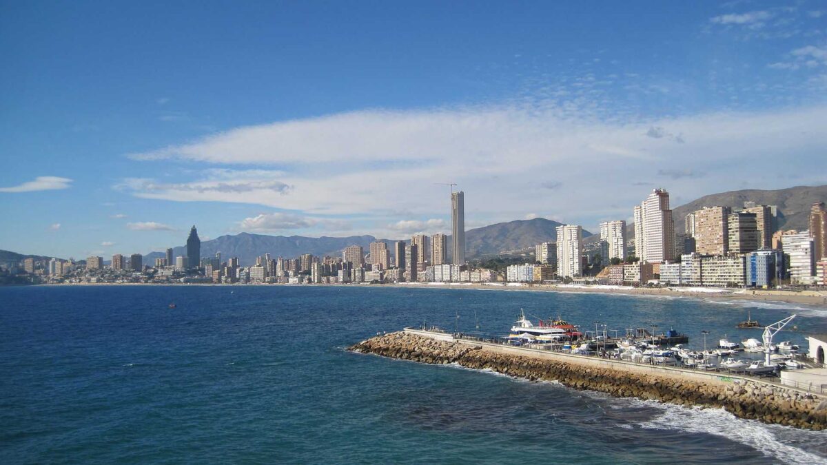 Benidorm suspende a dos policías por un vídeo en el que aparecen vejando a una persona trans