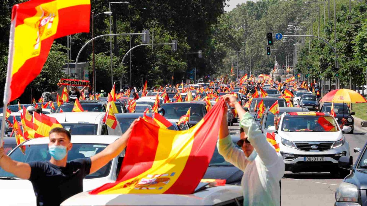 Cientos de personas participan en la protesta convocada por Vox contra el Gobierno