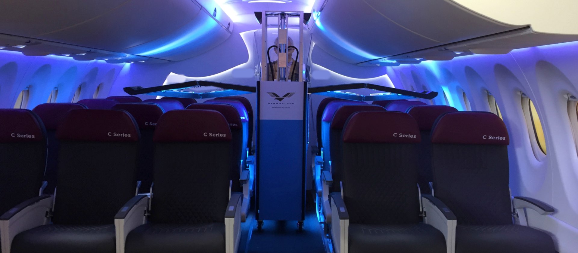 Rayos UV para desinfectar una cabina de avión.